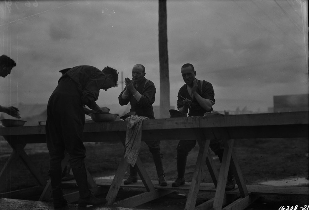 Photo of soldiers shaving at Valcartier Camp.